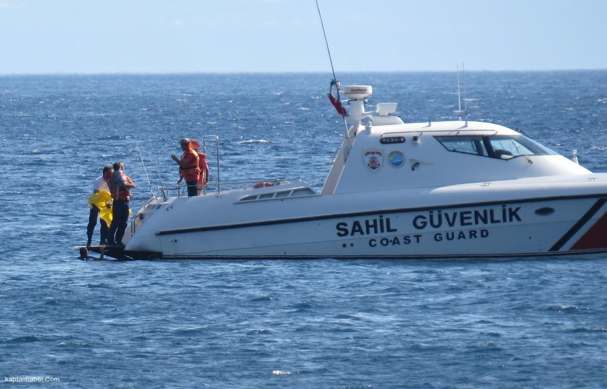 Deniz simidiyle bir kilometre açığa sürüklenen bebek kurtarıldı